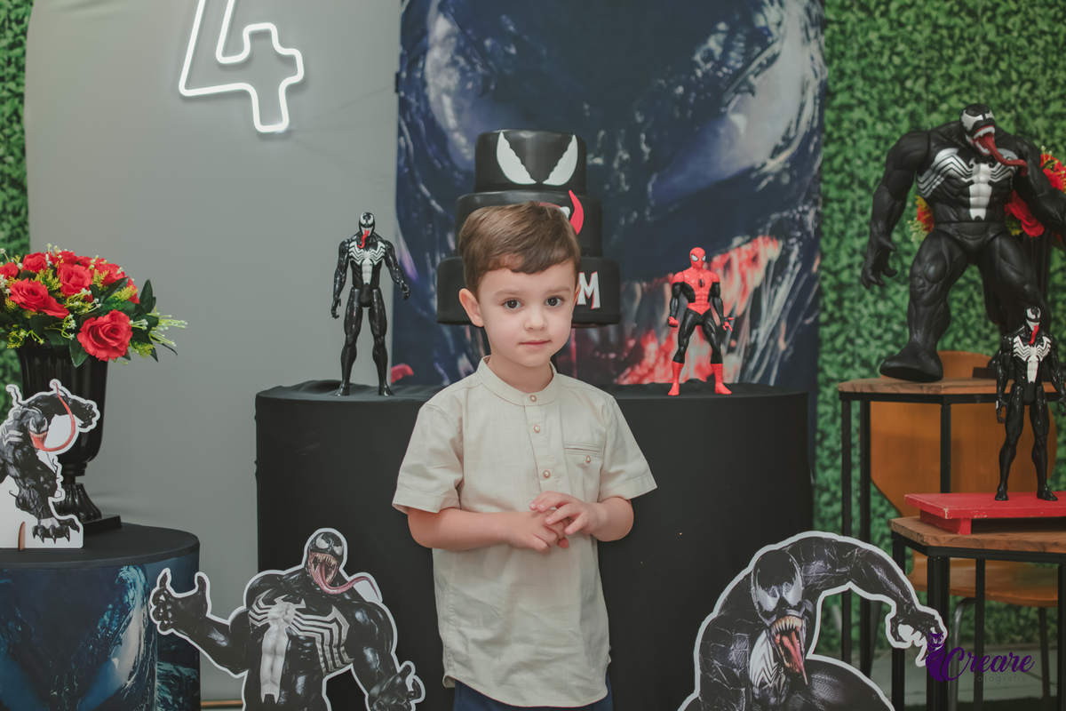 fotografia de aniversário infantil, festa de menino de quatro anos com tema Venom, festa infantil realizada no Buffet Ooop's em Santo André. Fotógrafo em Santo André.