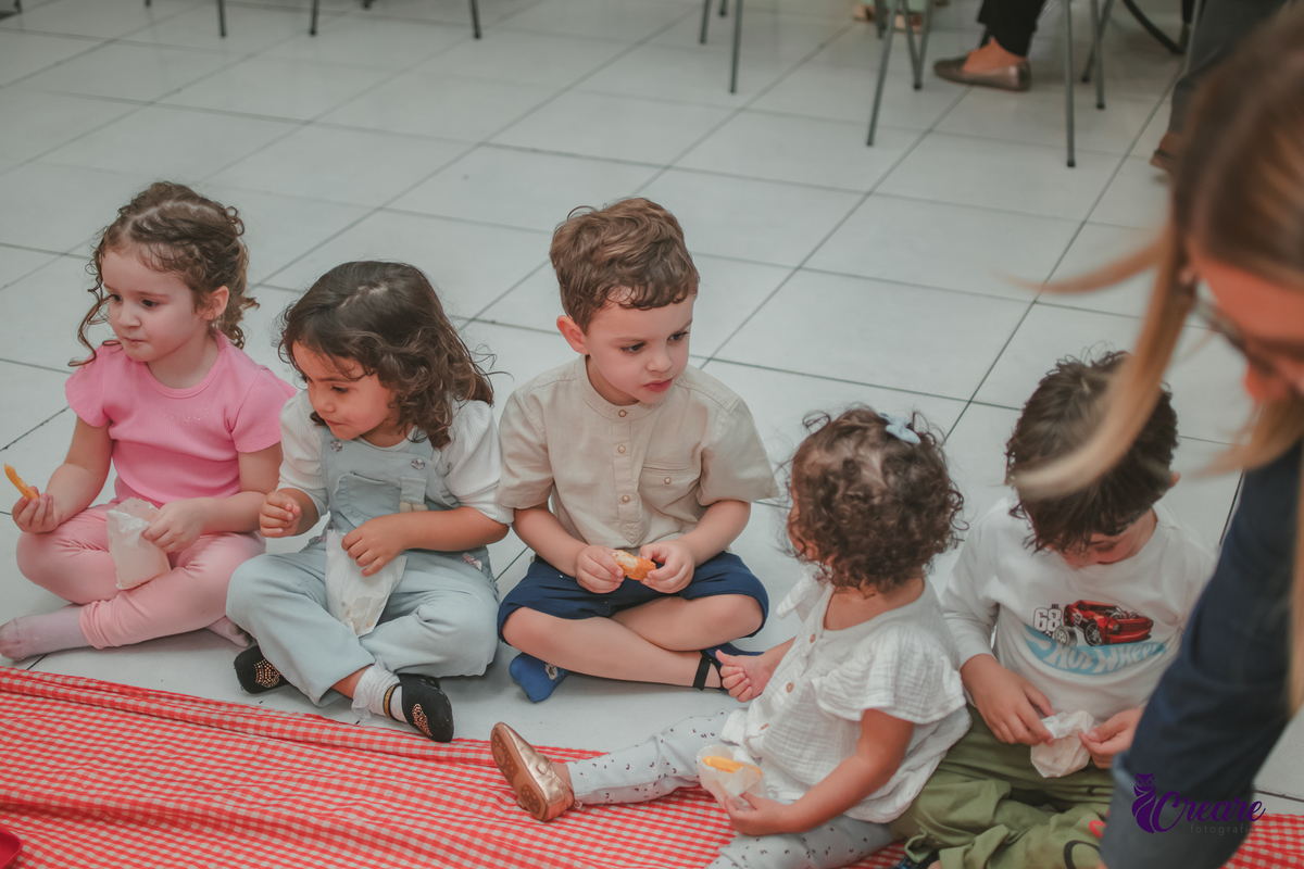 fotografia de aniversário infantil, festa de menino de quatro anos com tema Venom, festa infantil realizada no Buffet Ooop's em Santo André. Fotógrafo em Santo André.