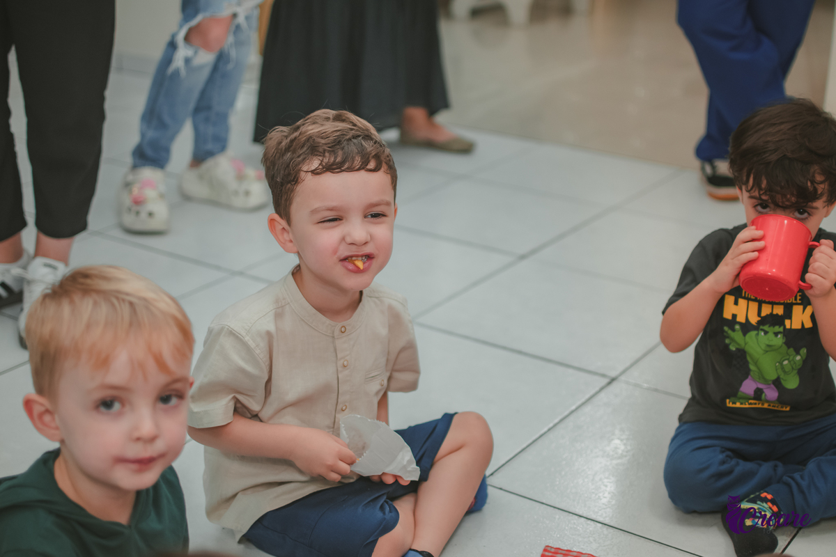 fotografia de aniversário infantil, festa de menino de quatro anos com tema Venom, festa infantil realizada no Buffet Ooop's em Santo André. Fotógrafo em Santo André.