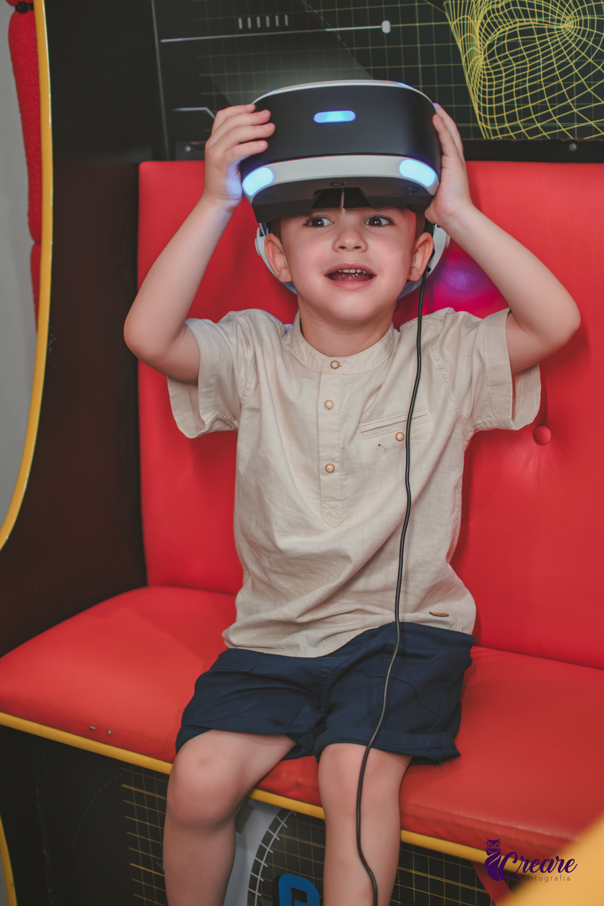 fotografia de aniversário infantil, festa de menino de quatro anos com tema Venom, festa infantil realizada no Buffet Ooop's em Santo André. Fotógrafo em Santo André.