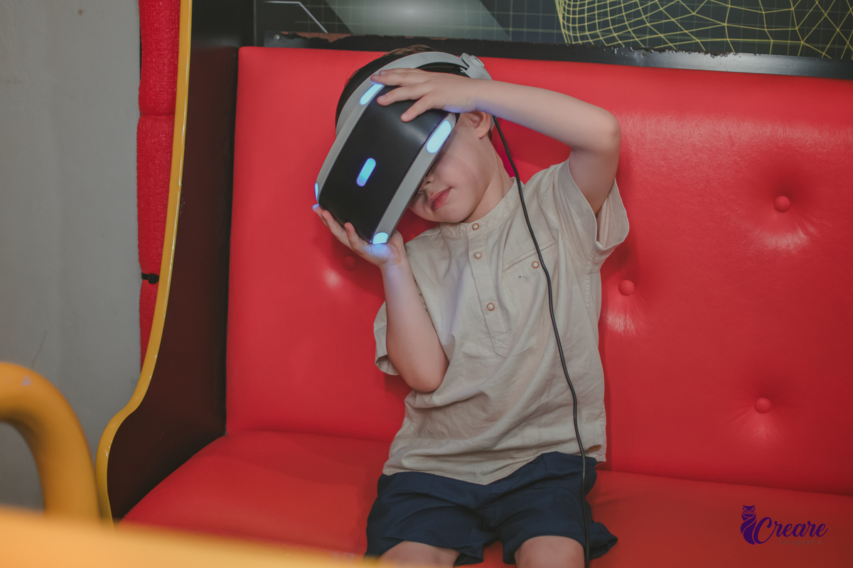 fotografia de aniversário infantil, festa de menino de quatro anos com tema Venom, festa infantil realizada no Buffet Ooop's em Santo André. Fotógrafo em Santo André.