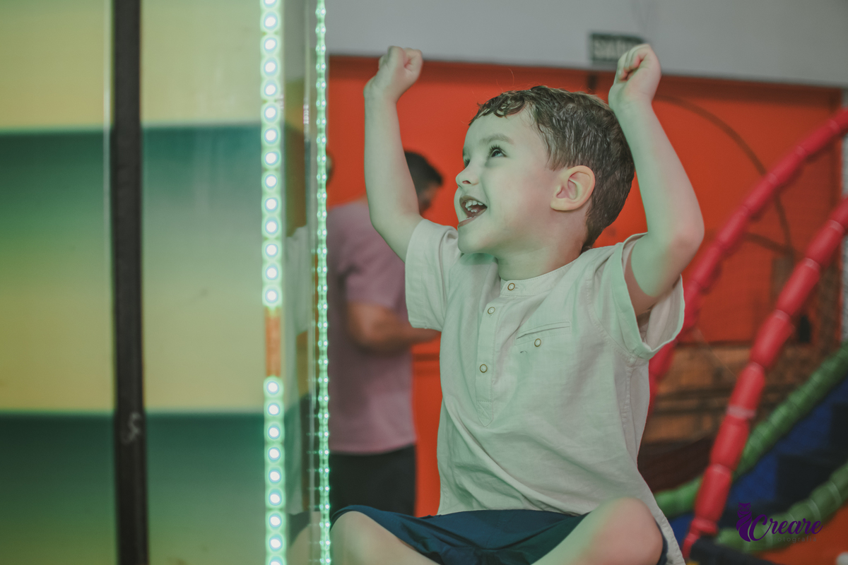 fotografia de aniversário infantil, festa de menino de quatro anos com tema Venom, festa infantil realizada no Buffet Ooop's em Santo André. Fotógrafo em Santo André.