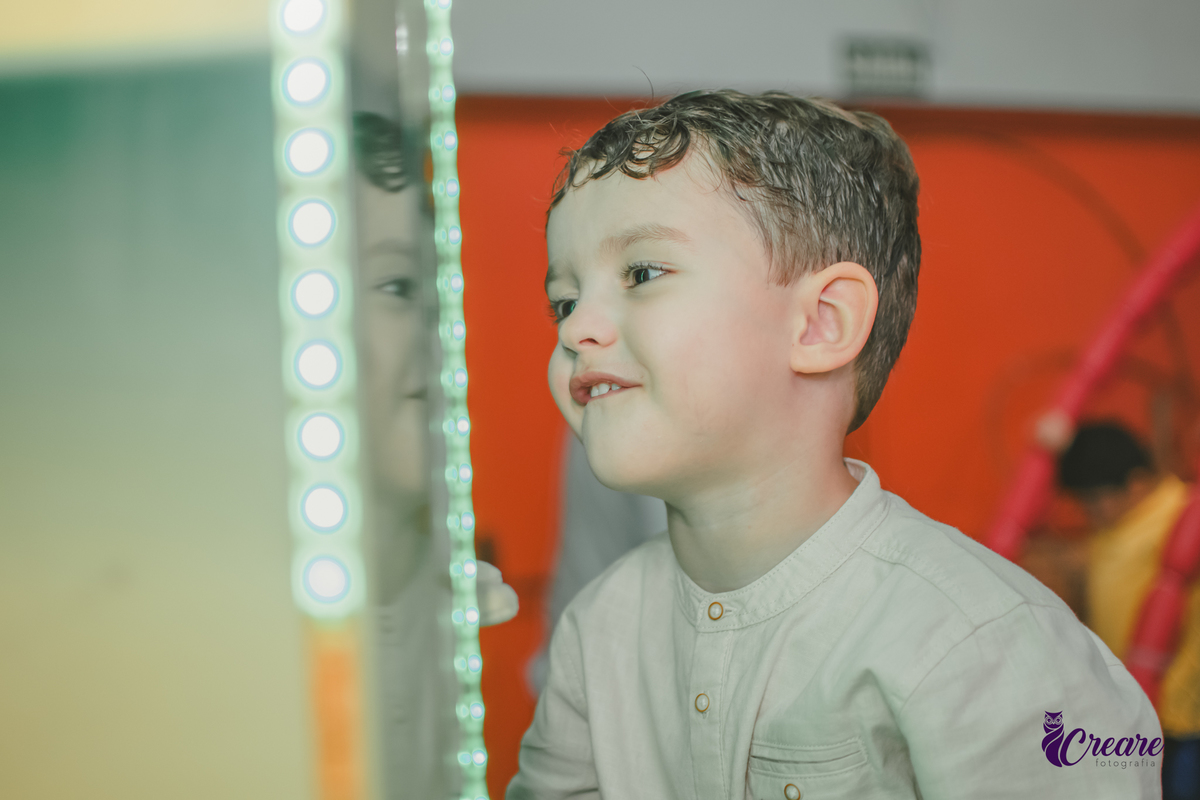 fotografia de aniversário infantil, festa de menino de quatro anos com tema Venom, festa infantil realizada no Buffet Ooop's em Santo André. Fotógrafo em Santo André.