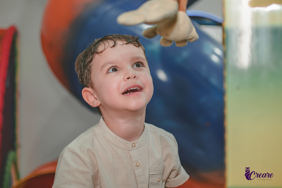 fotografia de aniversário infantil, festa de menino de quatro anos com tema Venom, festa infantil realizada no Buffet Ooop's em Santo André. Fotógrafo em Santo André.