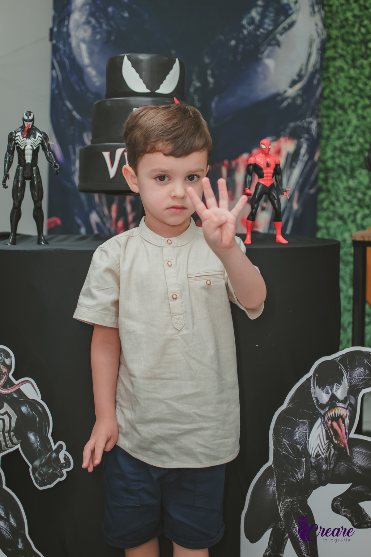 fotografia de aniversário infantil, festa de menino de quatro anos com tema Venom, festa infantil realizada no Buffet Ooop's em Santo André. Fotógrafo em Santo André.