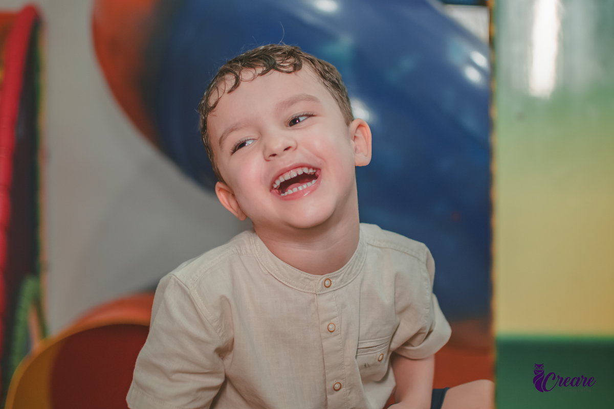 fotografia de aniversário infantil, festa de menino de quatro anos com tema Venom, festa infantil realizada no Buffet Ooop's em Santo André. Fotógrafo em Santo André.