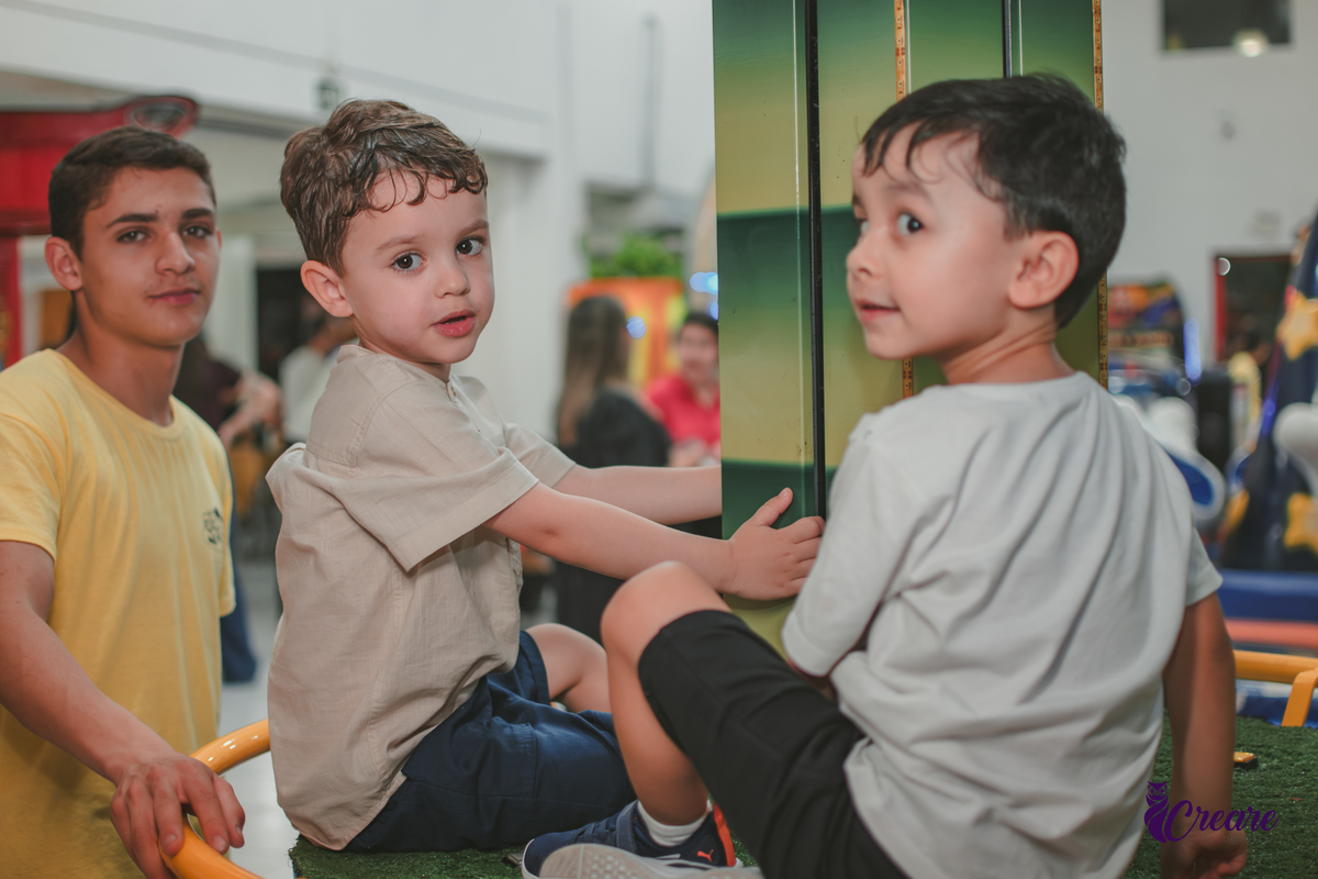 fotografia de aniversário infantil, festa de menino de quatro anos com tema Venom, festa infantil realizada no Buffet Ooop's em Santo André. Fotógrafo em Santo André.
