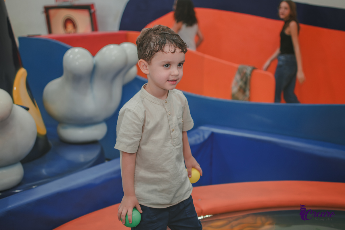 fotografia de aniversário infantil, festa de menino de quatro anos com tema Venom, festa infantil realizada no Buffet Ooop's em Santo André. Fotógrafo em Santo André.