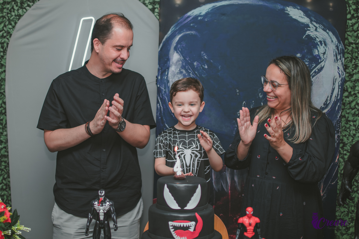 fotografia de aniversário infantil, festa de menino de quatro anos com tema Venom, festa infantil realizada no Buffet Ooop's em Santo André. Fotógrafo em Santo André.