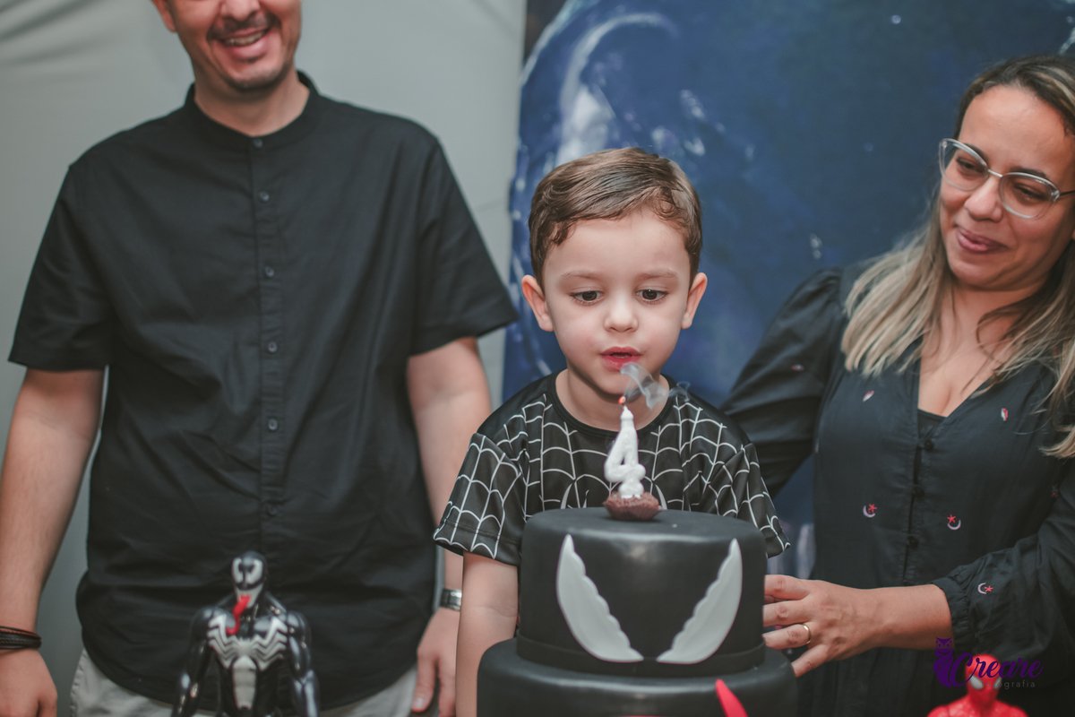 fotografia de aniversário infantil, festa de menino de quatro anos com tema Venom, festa infantil realizada no Buffet Ooop's em Santo André. Fotógrafo em Santo André.