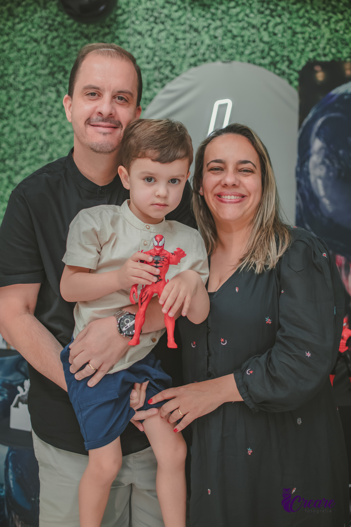 fotografia de aniversário infantil, festa de menino de quatro anos com tema Venom, festa infantil realizada no Buffet Ooop's em Santo André. Fotógrafo em Santo André.