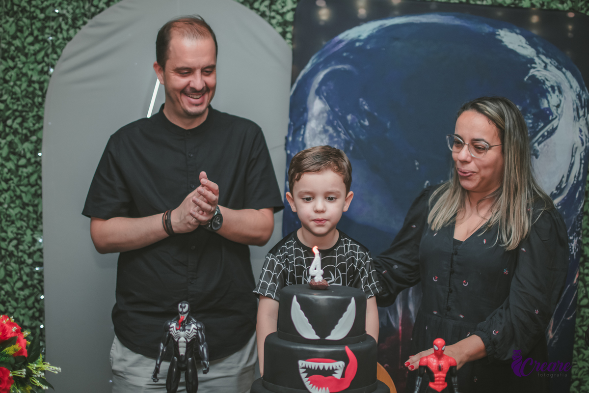 fotografia de aniversário infantil, festa de menino de quatro anos com tema Venom, festa infantil realizada no Buffet Ooop's em Santo André. Fotógrafo em Santo André.