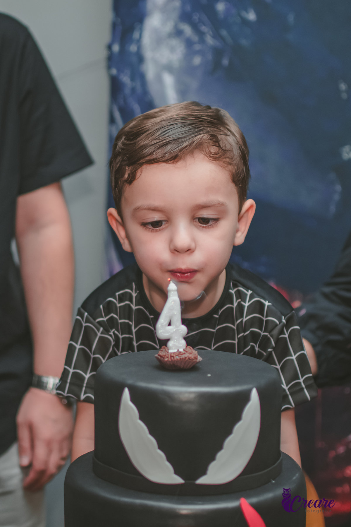 fotografia de aniversário infantil, festa de menino de quatro anos com tema Venom, festa infantil realizada no Buffet Ooop's em Santo André. Fotógrafo em Santo André.