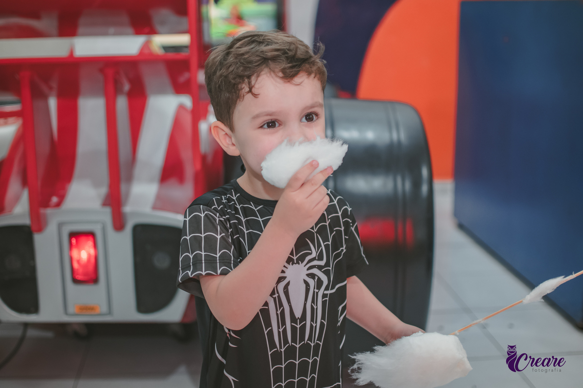 fotografia de aniversário infantil, festa de menino de quatro anos com tema Venom, festa infantil realizada no Buffet Ooop's em Santo André. Fotógrafo em Santo André.