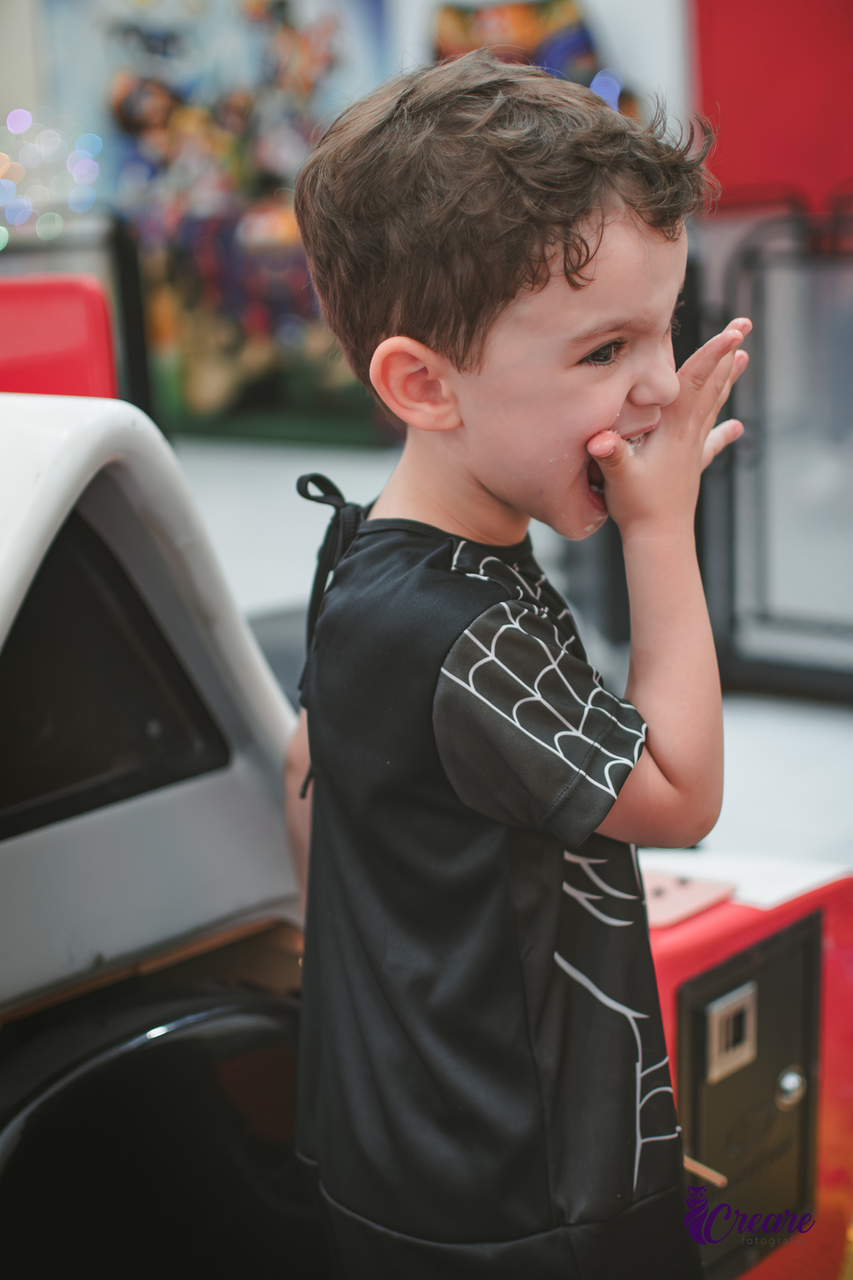 fotografia de aniversário infantil, festa de menino de quatro anos com tema Venom, festa infantil realizada no Buffet Ooop's em Santo André. Fotógrafo em Santo André.