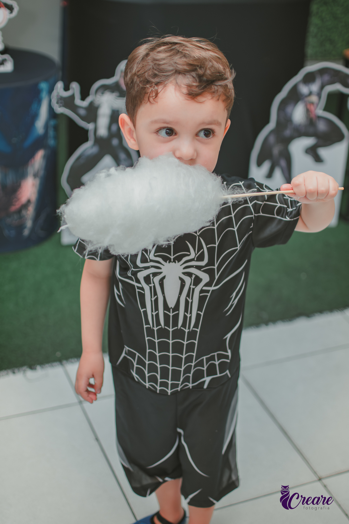 fotografia de aniversário infantil, festa de menino de quatro anos com tema Venom, festa infantil realizada no Buffet Ooop's em Santo André. Fotógrafo em Santo André.