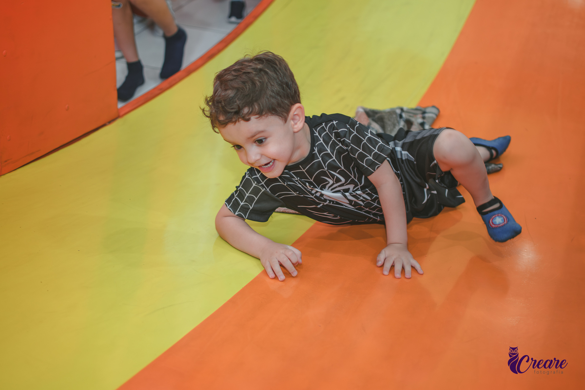 fotografia de aniversário infantil, festa de menino de quatro anos com tema Venom, festa infantil realizada no Buffet Ooop's em Santo André. Fotógrafo em Santo André.