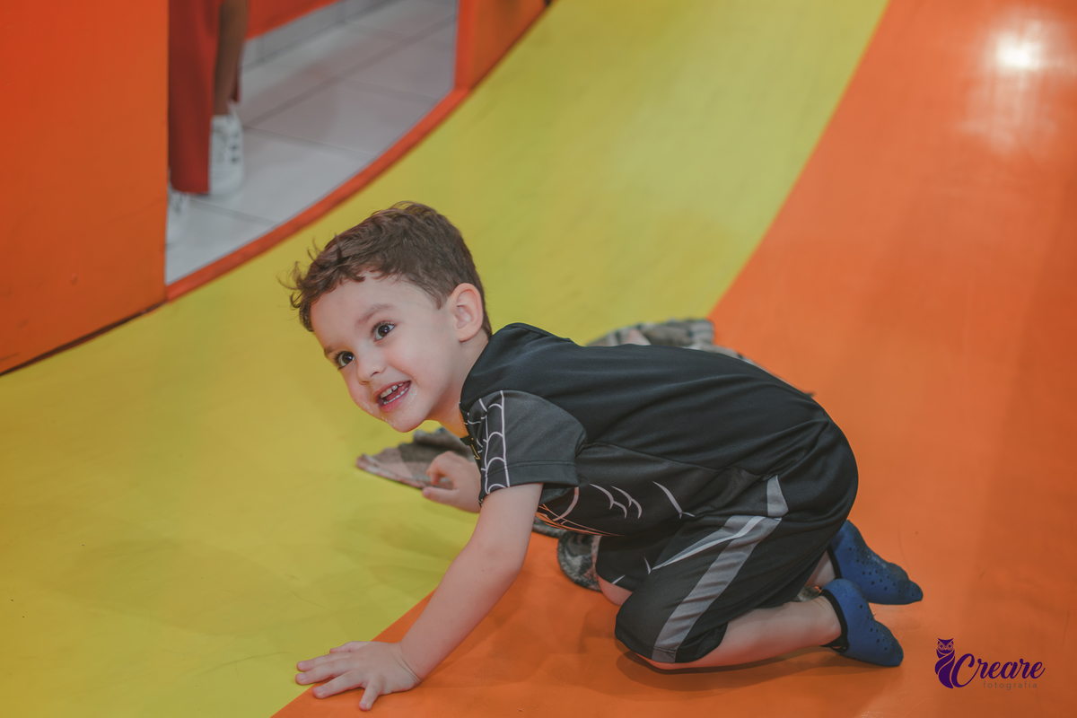 fotografia de aniversário infantil, festa de menino de quatro anos com tema Venom, festa infantil realizada no Buffet Ooop's em Santo André. Fotógrafo em Santo André.