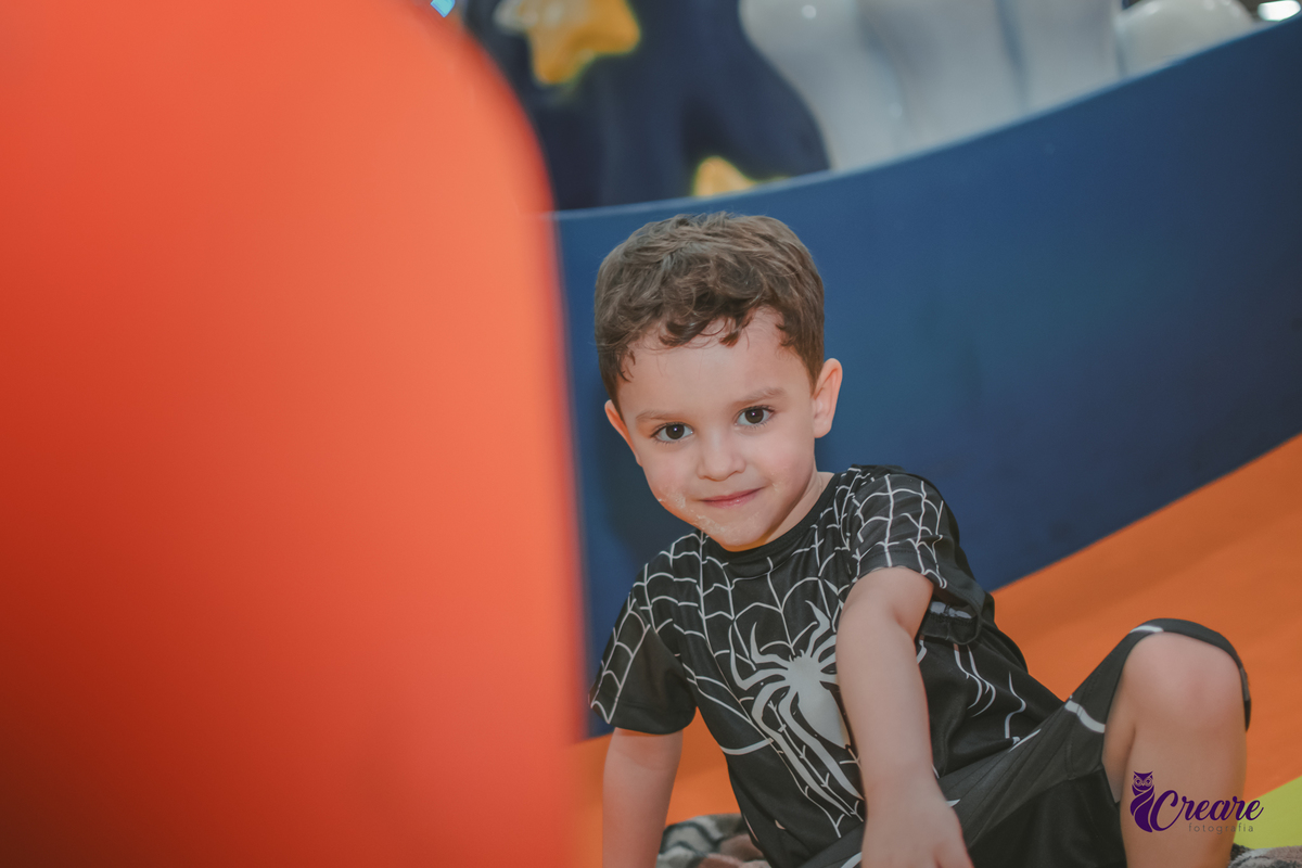 fotografia de aniversário infantil, festa de menino de quatro anos com tema Venom, festa infantil realizada no Buffet Ooop's em Santo André. Fotógrafo em Santo André.
