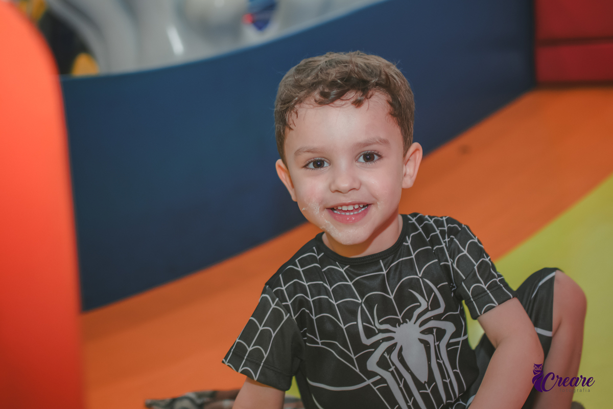 fotografia de aniversário infantil, festa de menino de quatro anos com tema Venom, festa infantil realizada no Buffet Ooop's em Santo André. Fotógrafo em Santo André.