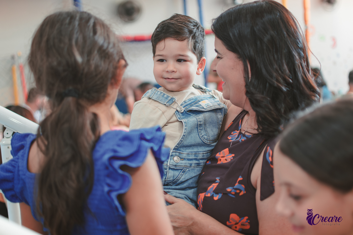 fotografia de aniversário de 2 anos, com decoração fazendinha, no buffet TIc Tac em Mauá. Fotógrafo em Mauá.