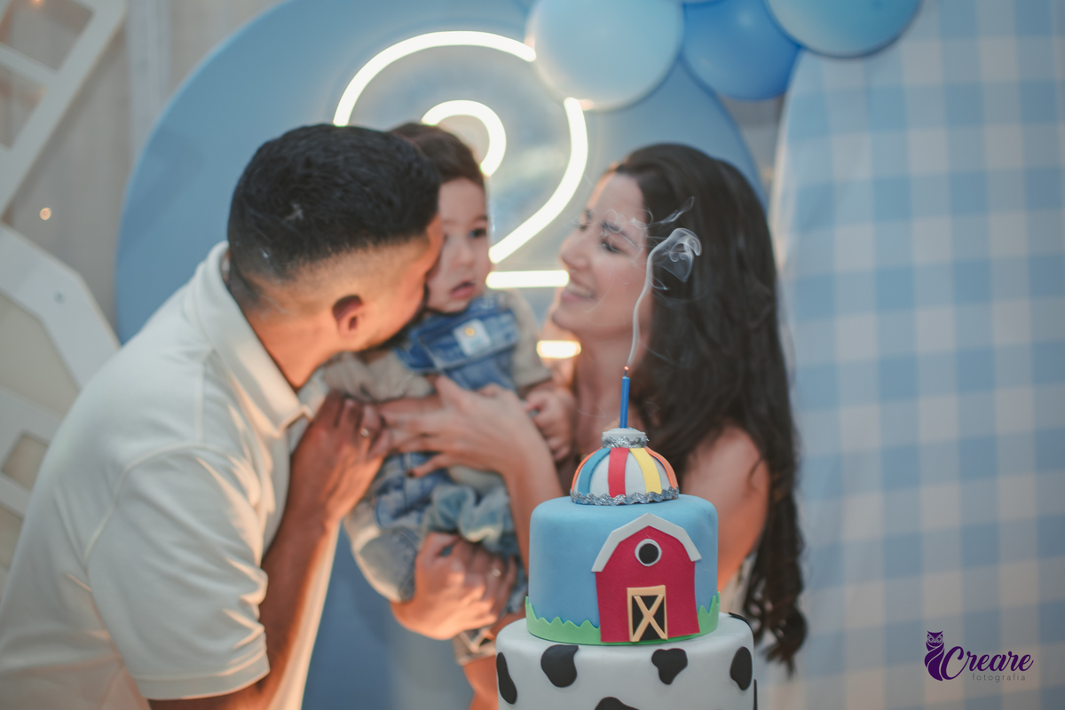 fotografia de aniversário de 2 anos, com decoração fazendinha, no buffet TIc Tac em Mauá. Fotógrafo em Mauá.