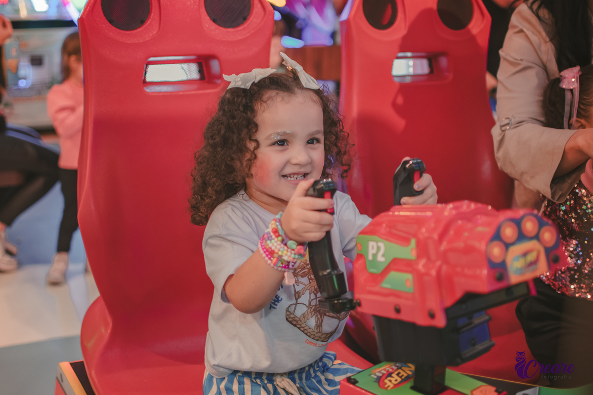 festa dde aniversário de menina de 4 anos com tema frozen, aniversário infantil no Playcenter Family - Shopping Grand Plaza, fotógrafo em Santo André. fotógrafo de aniversário infantil, festa de aniversário infantil.