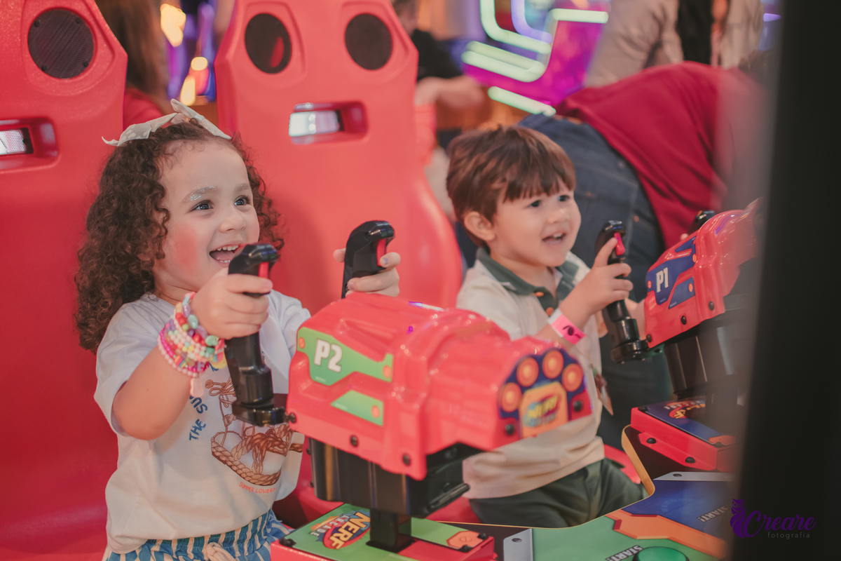 festa dde aniversário de menina de 4 anos com tema frozen, aniversário infantil no Playcenter Family - Shopping Grand Plaza, fotógrafo em Santo André. fotógrafo de aniversário infantil, festa de aniversário infantil.