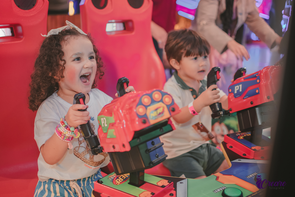 festa dde aniversário de menina de 4 anos com tema frozen, aniversário infantil no Playcenter Family - Shopping Grand Plaza, fotógrafo em Santo André. fotógrafo de aniversário infantil, festa de aniversário infantil.