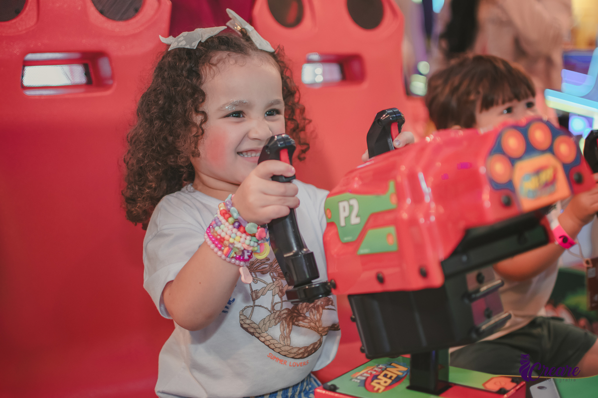 festa dde aniversário de menina de 4 anos com tema frozen, aniversário infantil no Playcenter Family - Shopping Grand Plaza, fotógrafo em Santo André. fotógrafo de aniversário infantil, festa de aniversário infantil.