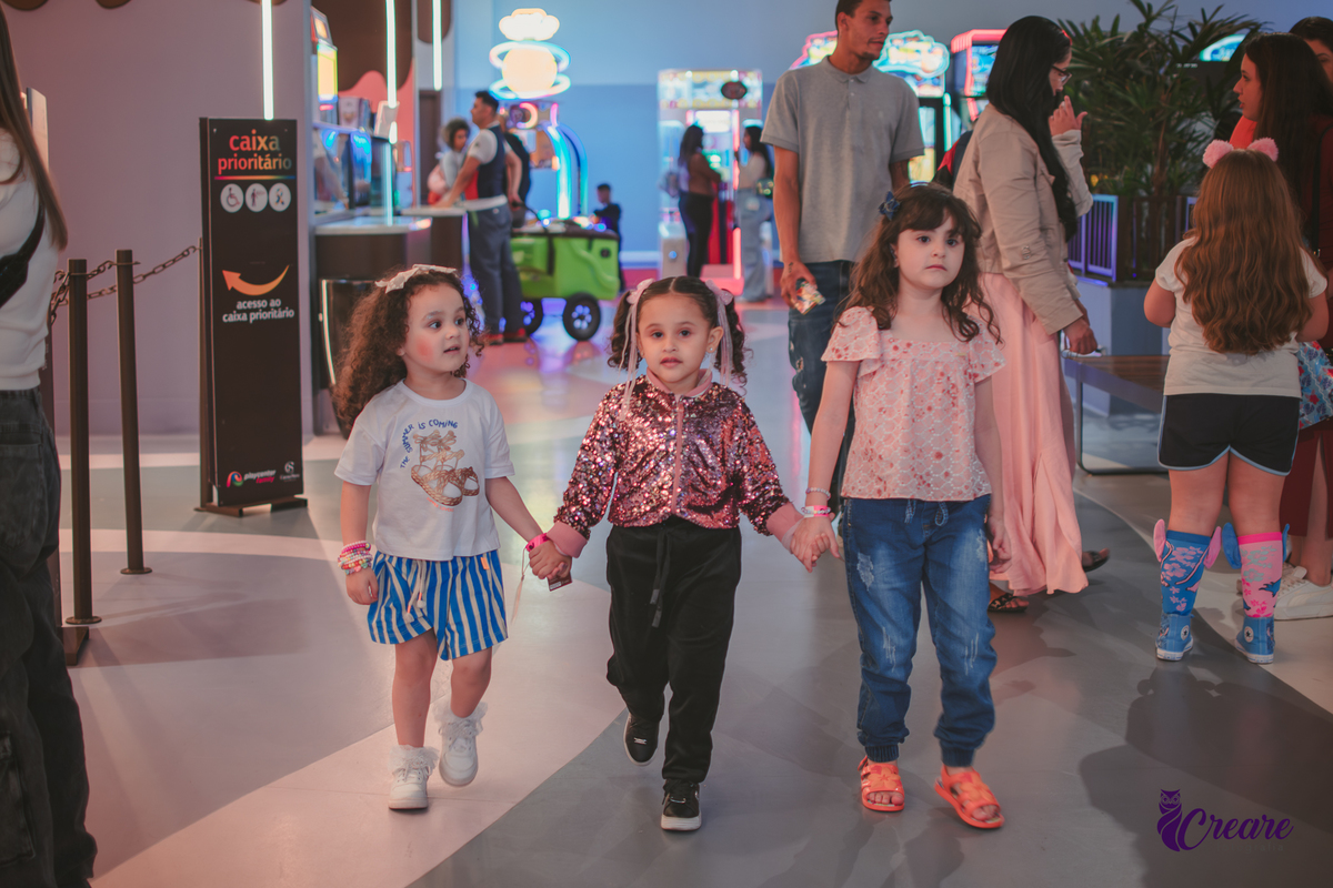festa dde aniversário de menina de 4 anos com tema frozen, aniversário infantil no Playcenter Family - Shopping Grand Plaza, fotógrafo em Santo André. fotógrafo de aniversário infantil, festa de aniversário infantil.