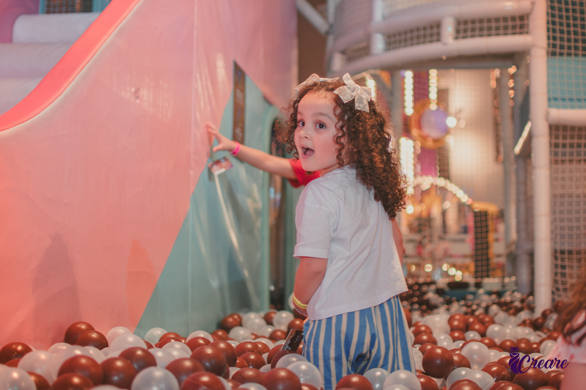 festa dde aniversário de menina de 4 anos com tema frozen, aniversário infantil no Playcenter Family - Shopping Grand Plaza, fotógrafo em Santo André. fotógrafo de aniversário infantil, festa de aniversário infantil.