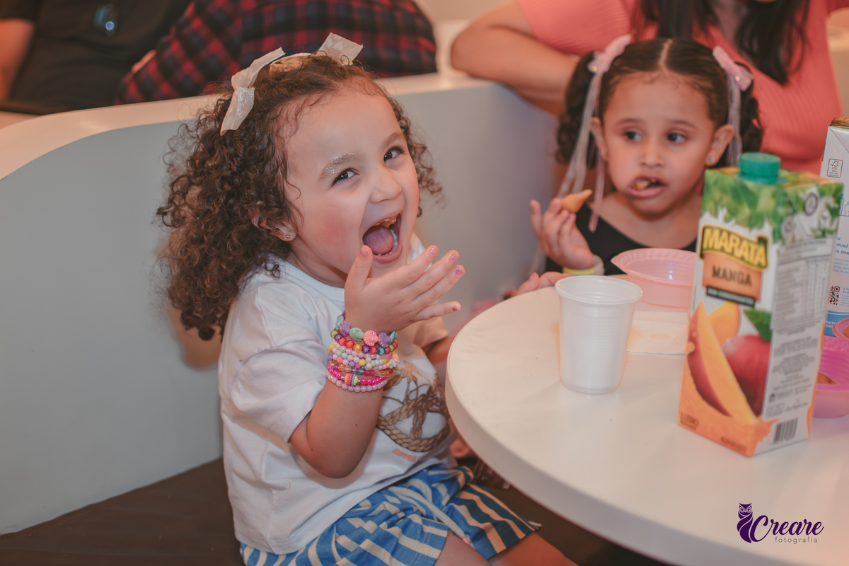 festa dde aniversário de menina de 4 anos com tema frozen, aniversário infantil no Playcenter Family - Shopping Grand Plaza, fotógrafo em Santo André. fotógrafo de aniversário infantil, festa de aniversário infantil.