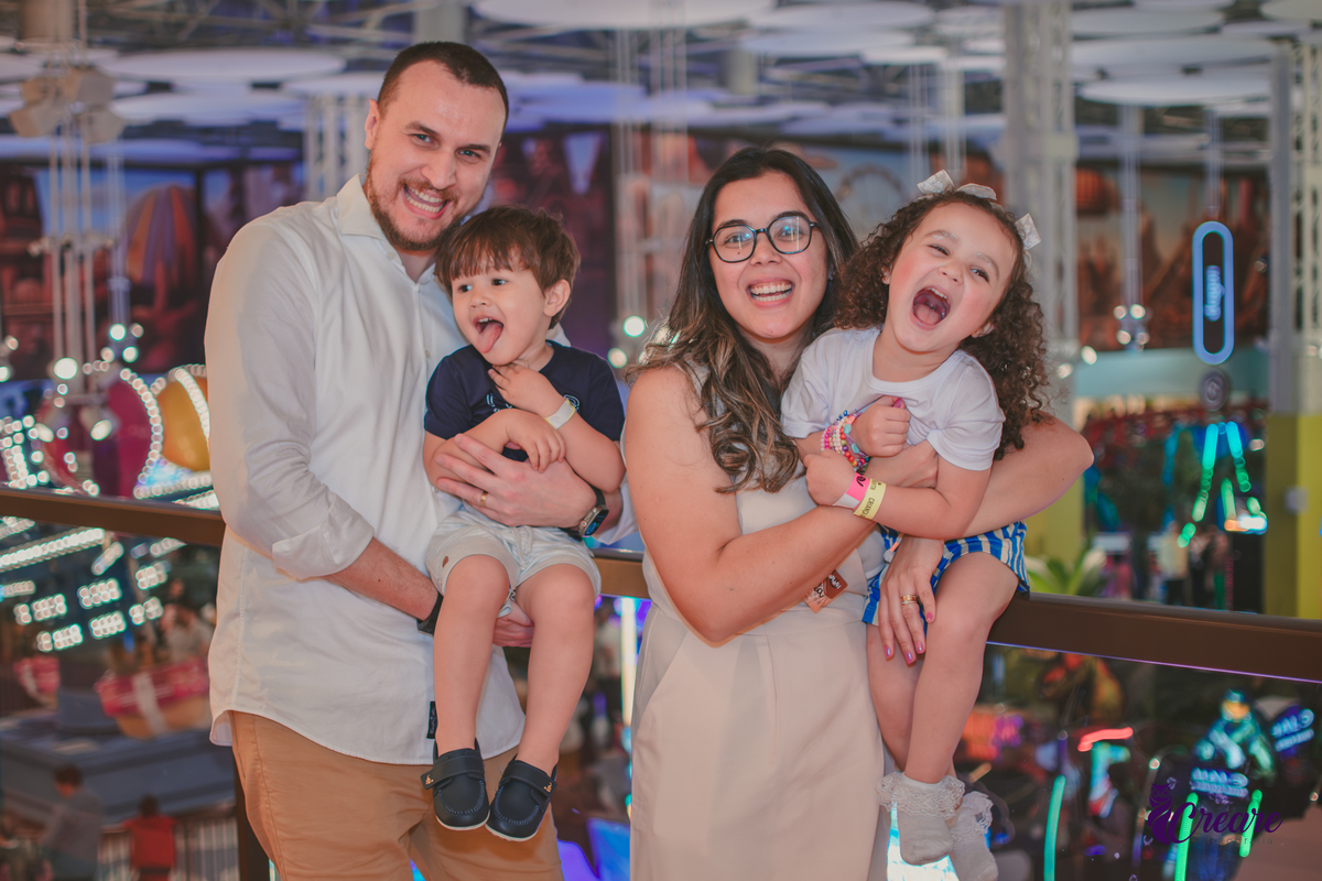 festa dde aniversário de menina de 4 anos com tema frozen, aniversário infantil no Playcenter Family - Shopping Grand Plaza, fotógrafo em Santo André. fotógrafo de aniversário infantil, festa de aniversário infantil.