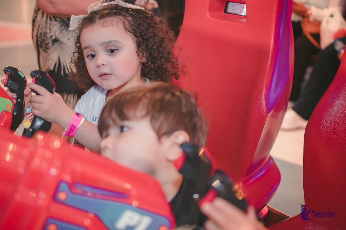 festa dde aniversário de menina de 4 anos com tema frozen, aniversário infantil no Playcenter Family - Shopping Grand Plaza, fotógrafo em Santo André. fotógrafo de aniversário infantil, festa de aniversário infantil.