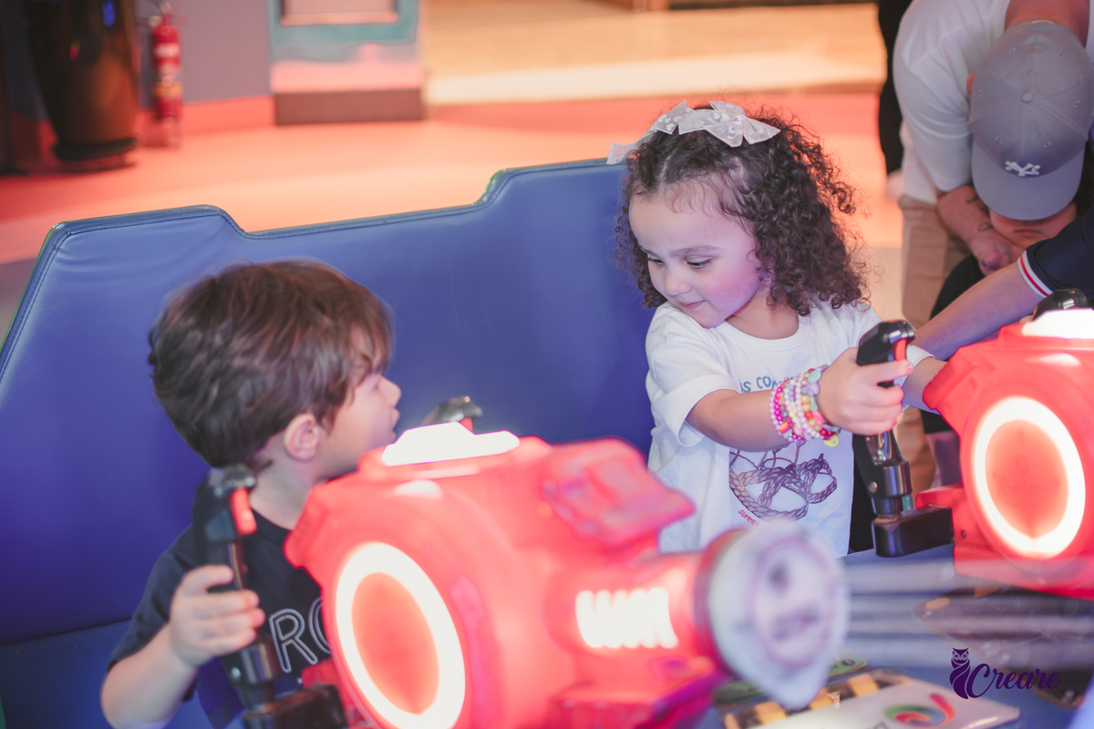festa dde aniversário de menina de 4 anos com tema frozen, aniversário infantil no Playcenter Family - Shopping Grand Plaza, fotógrafo em Santo André. fotógrafo de aniversário infantil, festa de aniversário infantil.