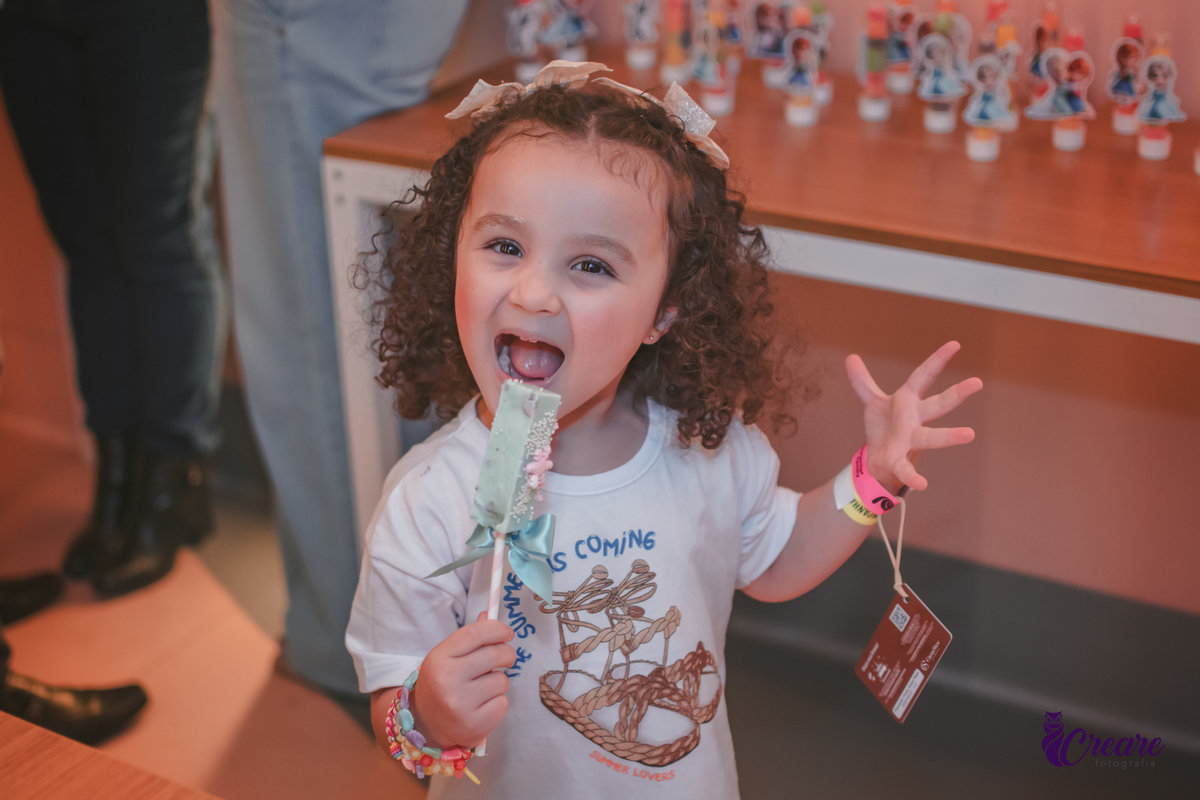 festa dde aniversário de menina de 4 anos com tema frozen, aniversário infantil no Playcenter Family - Shopping Grand Plaza, fotógrafo em Santo André. fotógrafo de aniversário infantil, festa de aniversário infantil.