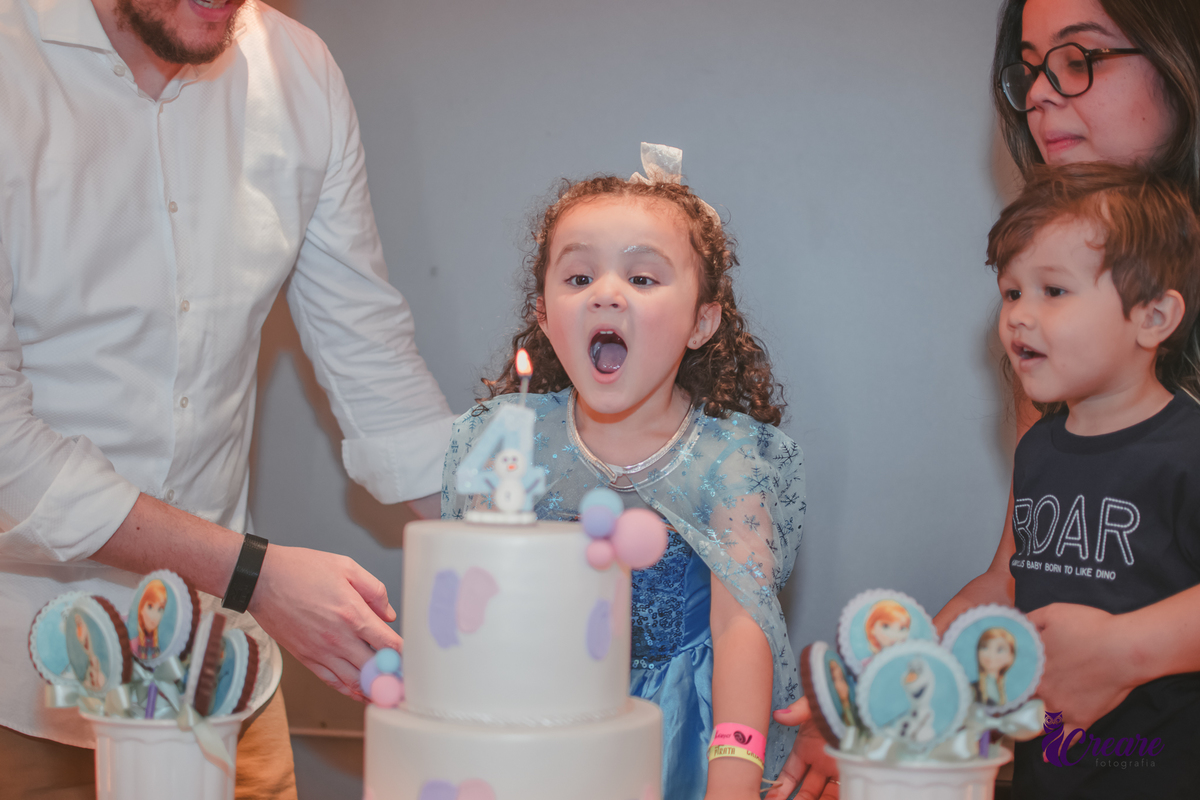 festa dde aniversário de menina de 4 anos com tema frozen, aniversário infantil no Playcenter Family - Shopping Grand Plaza, fotógrafo em Santo André. fotógrafo de aniversário infantil, festa de aniversário infantil.