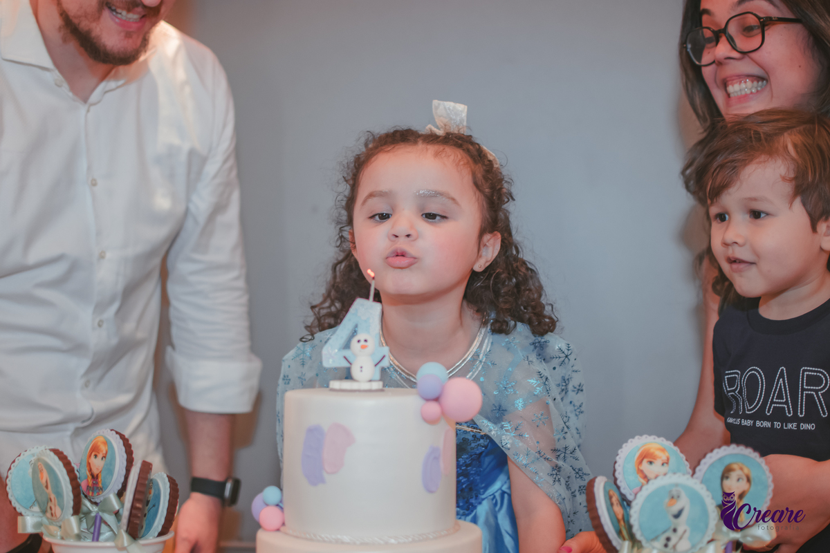 festa dde aniversário de menina de 4 anos com tema frozen, aniversário infantil no Playcenter Family - Shopping Grand Plaza, fotógrafo em Santo André. fotógrafo de aniversário infantil, festa de aniversário infantil.
