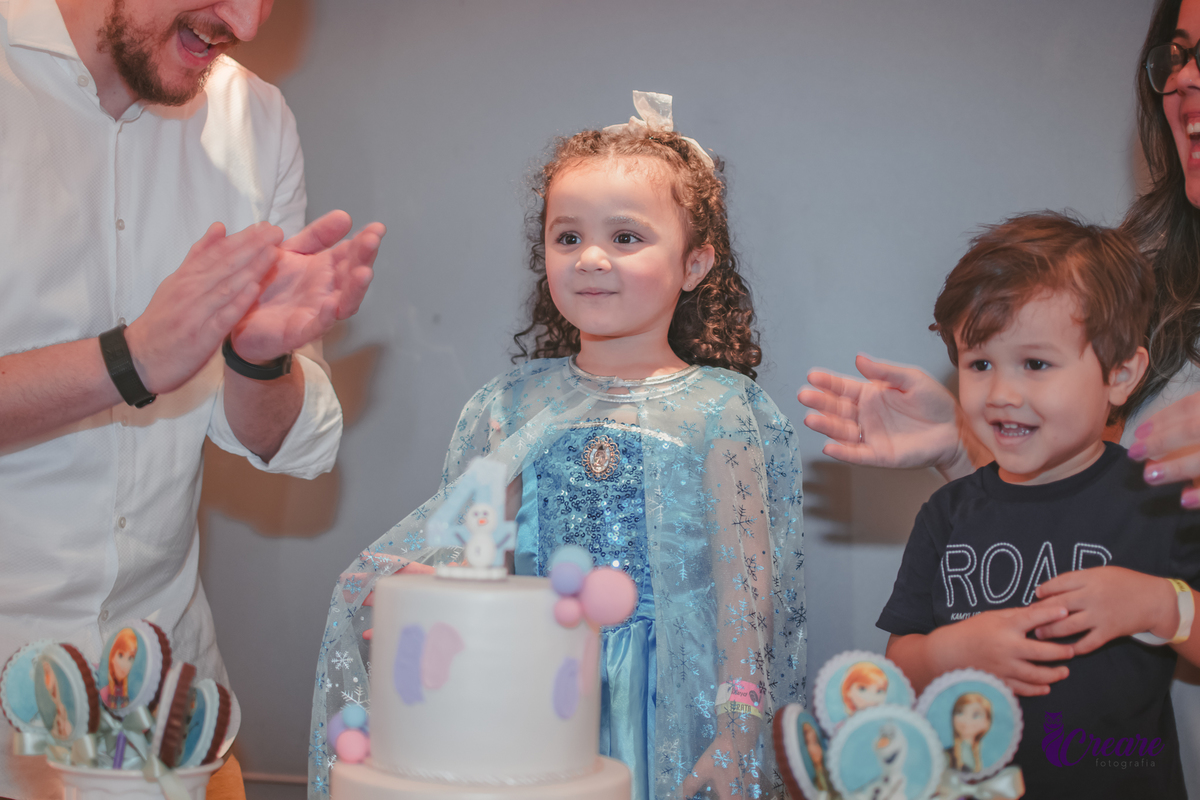 festa dde aniversário de menina de 4 anos com tema frozen, aniversário infantil no Playcenter Family - Shopping Grand Plaza, fotógrafo em Santo André. fotógrafo de aniversário infantil, festa de aniversário infantil.