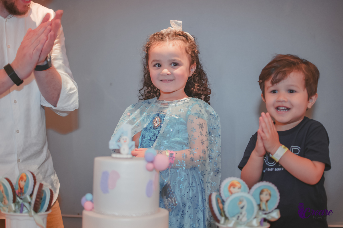 festa dde aniversário de menina de 4 anos com tema frozen, aniversário infantil no Playcenter Family - Shopping Grand Plaza, fotógrafo em Santo André. fotógrafo de aniversário infantil, festa de aniversário infantil.
