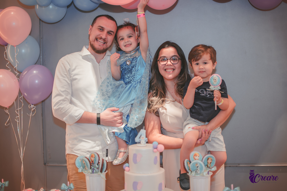 festa dde aniversário de menina de 4 anos com tema frozen, aniversário infantil no Playcenter Family - Shopping Grand Plaza, fotógrafo em Santo André. fotógrafo de aniversário infantil, festa de aniversário infantil.