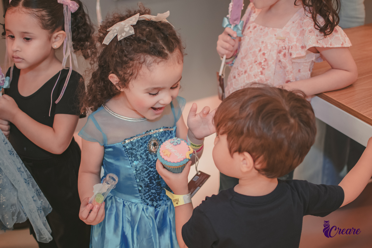 festa dde aniversário de menina de 4 anos com tema frozen, aniversário infantil no Playcenter Family - Shopping Grand Plaza, fotógrafo em Santo André. fotógrafo de aniversário infantil, festa de aniversário infantil.