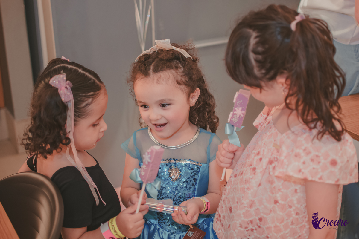 festa dde aniversário de menina de 4 anos com tema frozen, aniversário infantil no Playcenter Family - Shopping Grand Plaza, fotógrafo em Santo André. fotógrafo de aniversário infantil, festa de aniversário infantil.