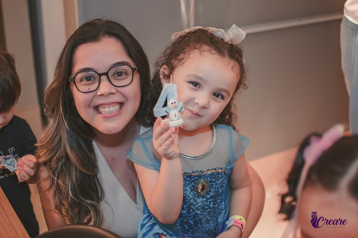 festa dde aniversário de menina de 4 anos com tema frozen, aniversário infantil no Playcenter Family - Shopping Grand Plaza, fotógrafo em Santo André. fotógrafo de aniversário infantil, festa de aniversário infantil.