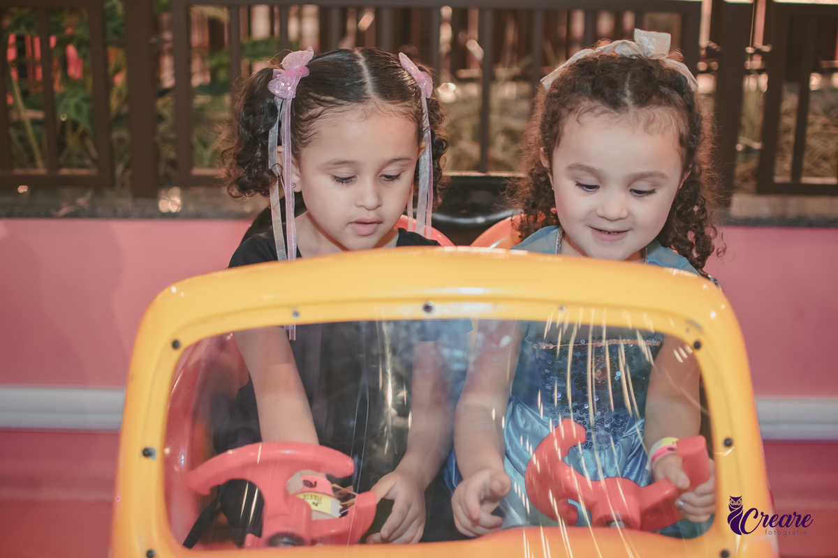 festa dde aniversário de menina de 4 anos com tema frozen, aniversário infantil no Playcenter Family - Shopping Grand Plaza, fotógrafo em Santo André. fotógrafo de aniversário infantil, festa de aniversário infantil.