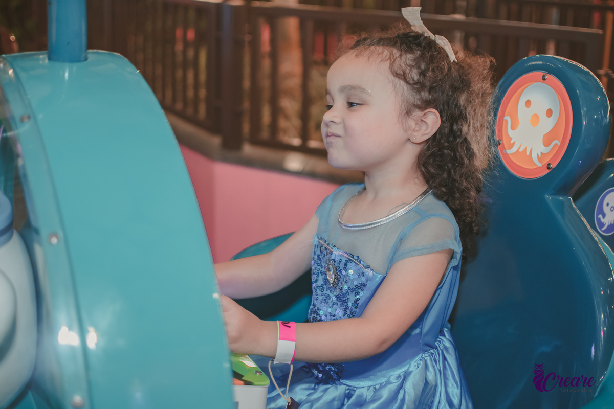 festa dde aniversário de menina de 4 anos com tema frozen, aniversário infantil no Playcenter Family - Shopping Grand Plaza, fotógrafo em Santo André. fotógrafo de aniversário infantil, festa de aniversário infantil.