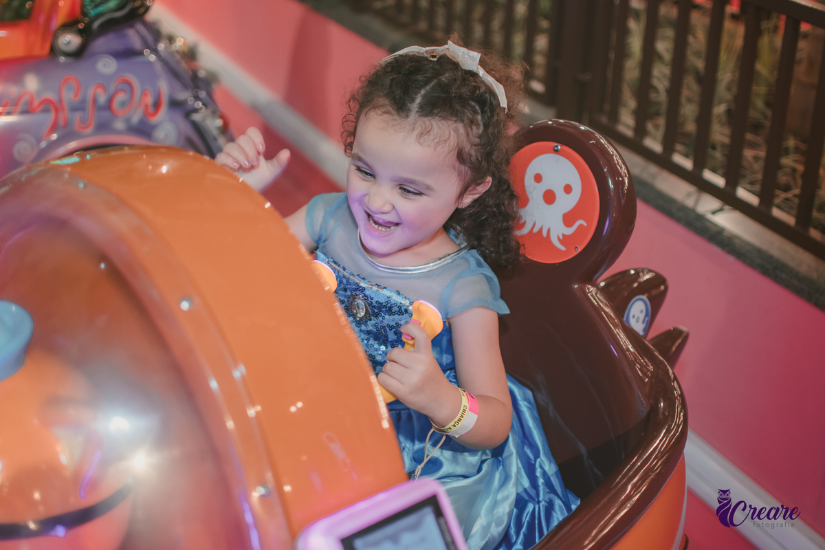 festa dde aniversário de menina de 4 anos com tema frozen, aniversário infantil no Playcenter Family - Shopping Grand Plaza, fotógrafo em Santo André. fotógrafo de aniversário infantil, festa de aniversário infantil.
