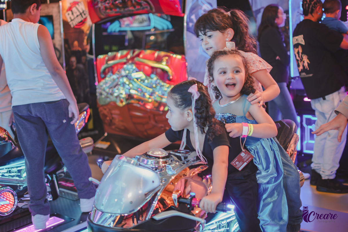 festa dde aniversário de menina de 4 anos com tema frozen, aniversário infantil no Playcenter Family - Shopping Grand Plaza, fotógrafo em Santo André. fotógrafo de aniversário infantil, festa de aniversário infantil.