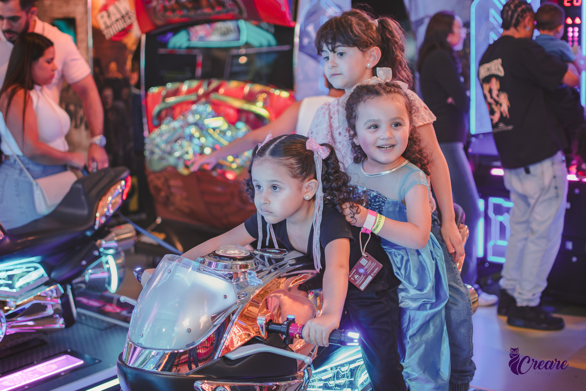 festa dde aniversário de menina de 4 anos com tema frozen, aniversário infantil no Playcenter Family - Shopping Grand Plaza, fotógrafo em Santo André. fotógrafo de aniversário infantil, festa de aniversário infantil.